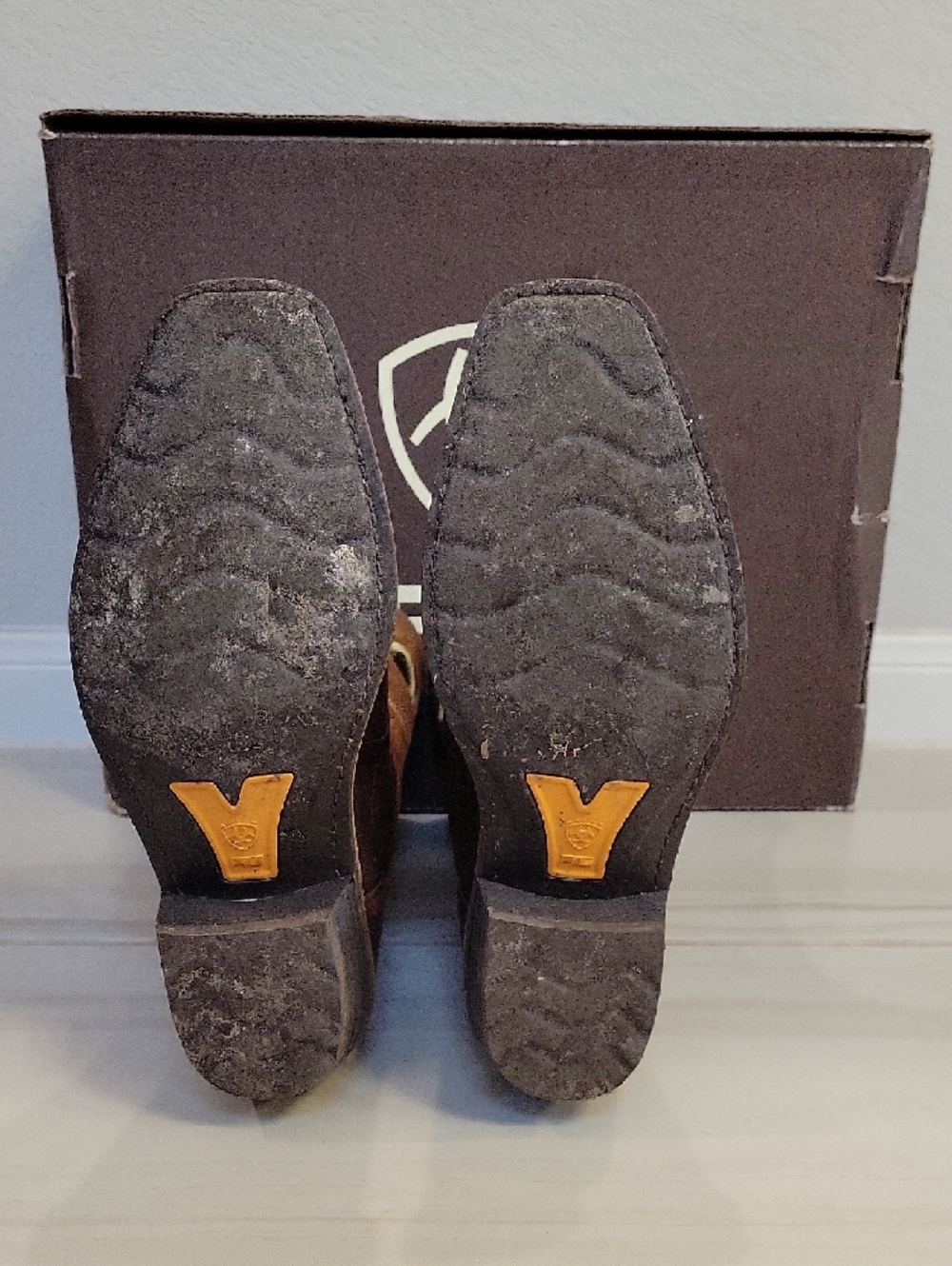 Like New Ariat Rustic Brown Embroidered Western Boots - Picture 8 of 10